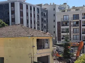 Aliağa’da 54 yıllık ortaokul binası yenilenmek üzere yıkıldı
