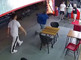 Alkolik adam esnafın korkusu oldu: Bir kadına bıçakla saldırdı, ayağı kayıp yere düştü
