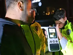 Alkollü sürücü kaza yaptı, yaralanan eşini suçladı: "Eşimle kavga ettik, direksiyonu kırdı"
