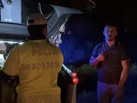 Alkollü sürücü merakına yenik düştü
