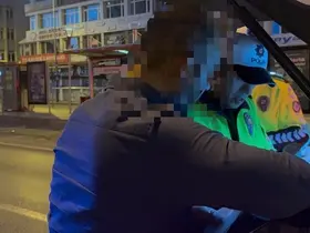 Alkollü sürücü ters yönden ilerleyerek, servis aracına çarptı
