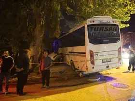 Alkollü sürücünün kullandığı minibüs iş yerine daldı: 2 yaralı
