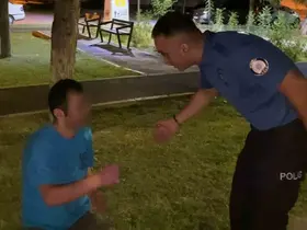 Alkolün etkisiyle parkta sızdı, kendisini uyandıran polise "Türk polisi şerefimizdir, elini öpebilir miyim" dedi

