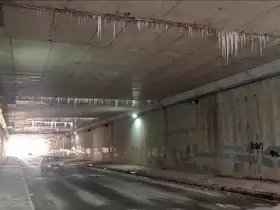 Altgeçitteki buz sarkıtları sürücüleri tedirgin etmeye devam ediyor
