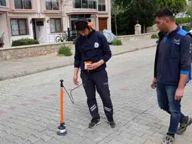 Altın değil, su kaçağı arıyorlar
