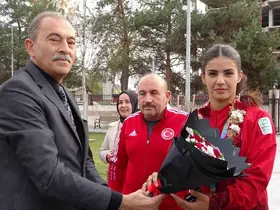 Altın madalyalı boksör Evin Erginoğuz çiçeklerle karşılandı
