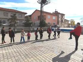 Altıntaş Zafer İlkokulu’nda özel öğrencilerin sabah sporu coşkusu
