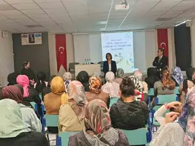 Altıntaş’ta 8. sınıf velileriyle eğitim ve sınav hazırlıkları değerlendirildi
