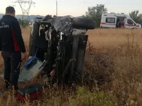 Amasya’da hafif ticari araç kazada savruldu: 4 yaralı
