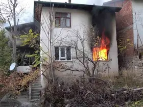 Amasya’da iki katlı evde yangın: Yaşlı kadın yangını ağlayarak izledi
