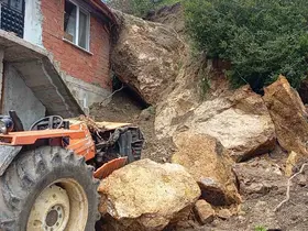 Amasya’da kaya parçaları ev ve traktörün üstüne düştü

