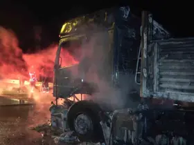 Amasya’da seyir halindeki tır alev topuna döndü
