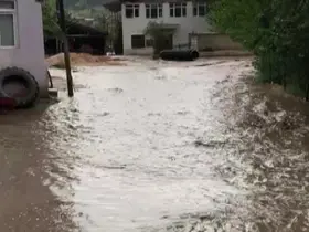 Amasya’da şiddetli yağmur köy yollarını dereye çevirdi
