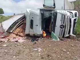 Amasya’da tavuk eti yüklü tır şarampole uçtu: 2 yaralı