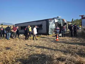 Amasya’da yolcu otobüsü devrildi: 2’si ağır 46 yaralı
