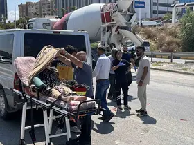 Ambulansın karıştığı kazada sağlık personeli hastayı battaniyeyle güneşten korudu
