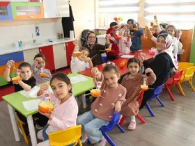 Ana sınıfında portakallar kuşlar için yemlik ve yuvaya dönüştü
