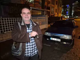 Anahtarı kontakta unutulan ve kendiliğinden kilitlenen otomobilin kapısını çilingir açtı
