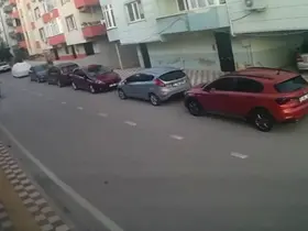 Aniden yola çıkan çocuğa motosiklet çarptı: Kaza anı kamerada
