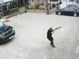 Ankara’da 1 kişinin hayatını kaybettiği silahlı kavganın görüntüleri güvenlik kamerasına yansıdı
