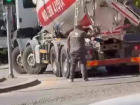 Ankara’da beton mikserden taşan beton yola döküldü
