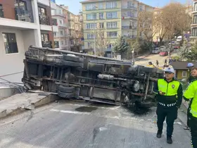 Ankara’da devrilen kamyonet güvenlik kamerasına yansıdı

