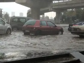 Ankara’da etkili olan sağanak trafikte aksamaya neden oldu
