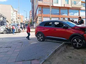 Ankara’da iki otomobilin çarpıştığı kaza paniğe neden oldu
