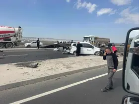 Ankara’da korkutan kaza: Otomobil bariyerlere ok gibi saplandı
