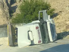 Ankara’da kum yüklü hafriyat kamyonu devrildi
