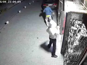 Ankara’da marketten içecek çalan çocuklar kamerada

