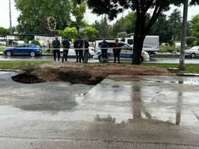 Ankara’da sağanak sonrası yolda çökme meydana geldi

