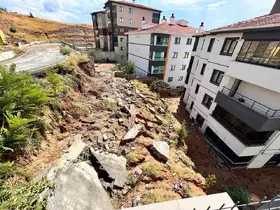 Ankara’da yağmur sonrası istinat duvarı yıkıldı

