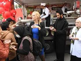 Anlamlı buluşmada lokma dağıttılar
