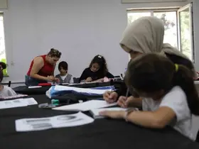 Anne ve çocukları karakalem tezhip çalışması yaptı
