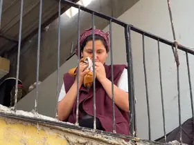 Annesi sokaktan korkarken, facia evlerinin balkonunda yakaladı

