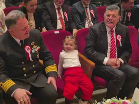 Annesinin elinden kurtulan minik, Vali Arslan’ın koltuğuna oturdu
