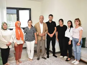Antakya Belediye Başkanı Yapar, evlerine kavuşan depremzede ailelerle bir araya geldi
