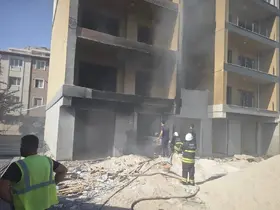 Antakya’da inşaat halindeki binada yangın çıktı
