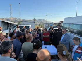Antakya’da konteynerde yaşayan depremzede vatandaşlara  tahliye süreci anlatıldı
