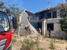 Antakya’da metruk bina yangını kontrol altına alındı
