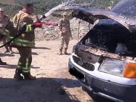 Antakya’da minibüsün motorundan alevler yükseldi
