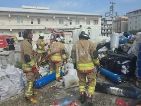 Antakya’da şantiye içerisinde malzemeler alevlere teslim oldu
