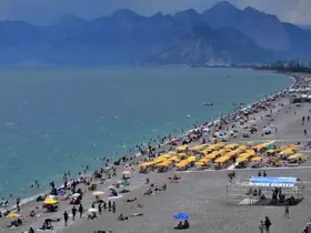 Antalya sahillerinde bayram yoğunluğu ikinci günde artarak devam etti
