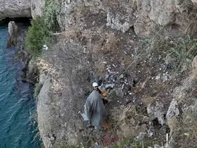 Antalya’da 40 metrelik falezlerde temizlik operasyonu
