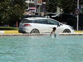 Antalya’da çocuklar süs havuzuna girerek serinledi
