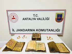 Antalya’da durdurulan araçtan tarihi Kur’an-ı Kerim ve tarihi eser çıktı
