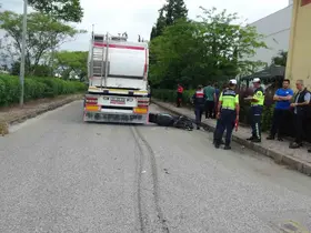 Antalya’da feci kaza: Tırın altında kalan 19 yaşındaki motosikletli genç hayatını kaybetti
