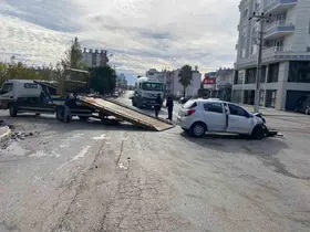 Antalya’da hafif ticari araç ile otomobil kavşakta çarpıştı: 4 yaralı
