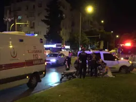 Antalya’da iki hafif ticari araç kavşakta çarpıştı: 3 yaralı
